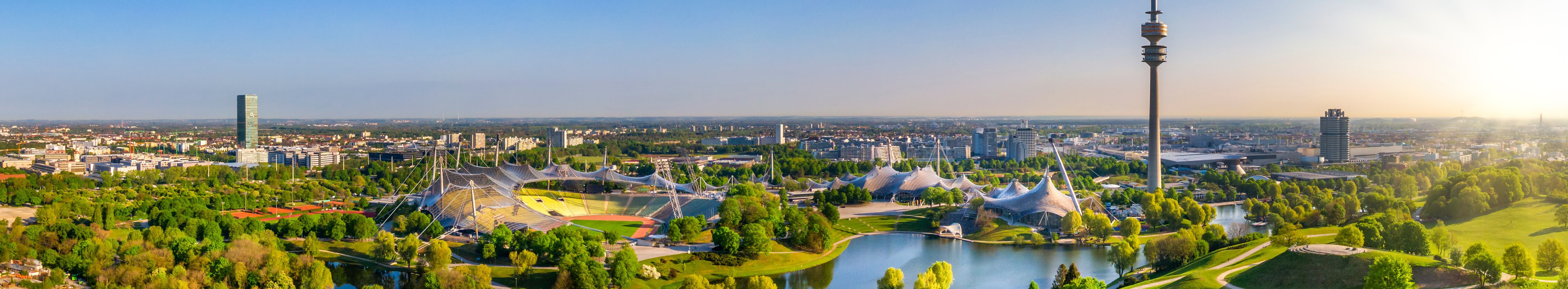 Blick über den Münchener Olympiapark mit vielen Stadtbäumen