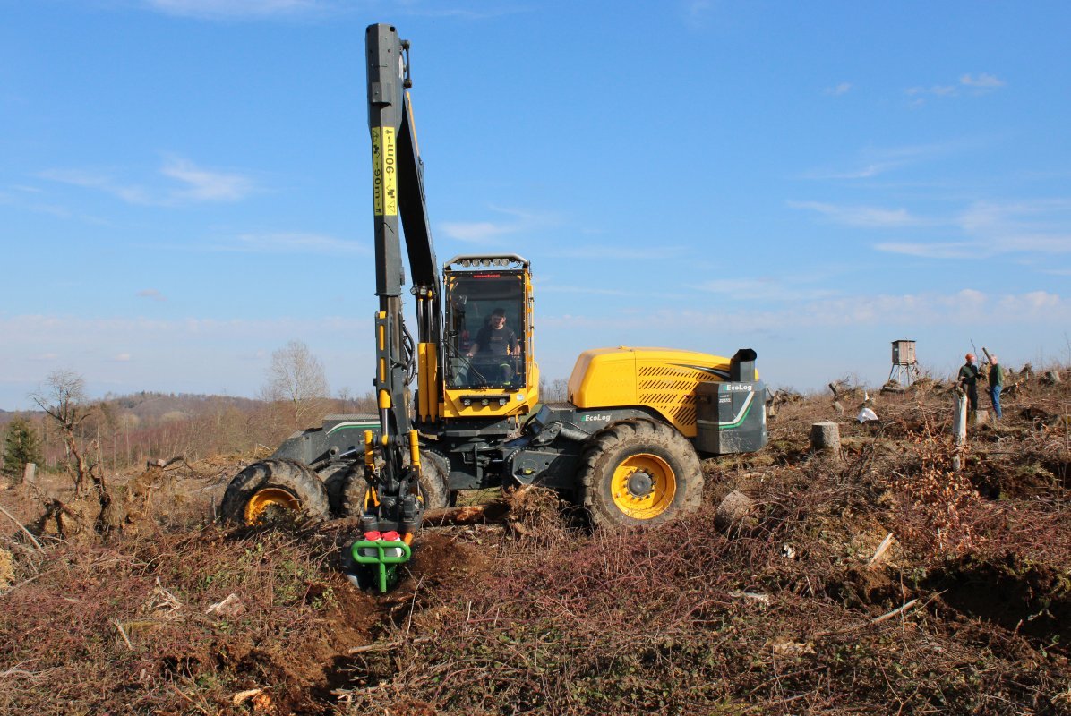 Starkholzharvester mit angebautem Saatkopf bei der Saat auf einer weitgehend geräumten Schadfläche im Frankenwald