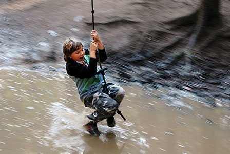 kind spielt in einer Pfütze