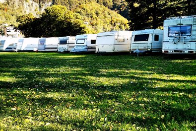 Grüner Rasen auf Campingplatz