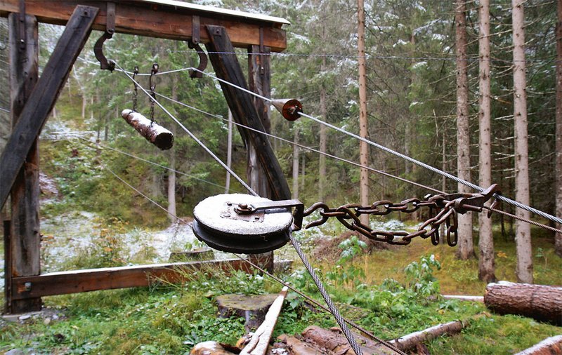 ostacolo di ferro per far deragliare automaticamente le due carrucole ostacolo di ferro per far deragliare automaticamente le due carrucole