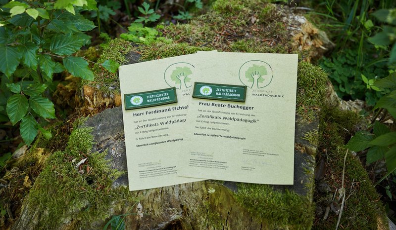 Zwei Urkunden für zertifizierte Waldpädagogen