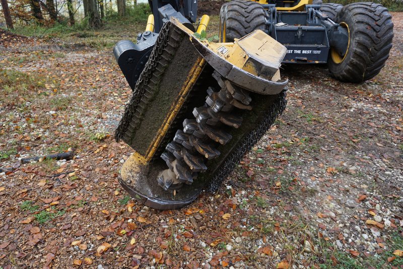 Schmale Forstfräse angebaut an einen Harvesterkran