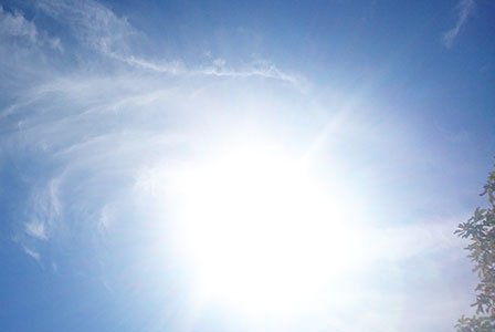 Sonne und blauer Himmel