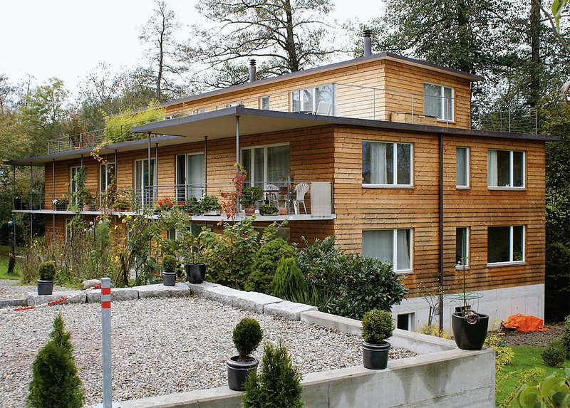 Photo: Balz Holz AG Façade d'une maison en bois traité thermiquement