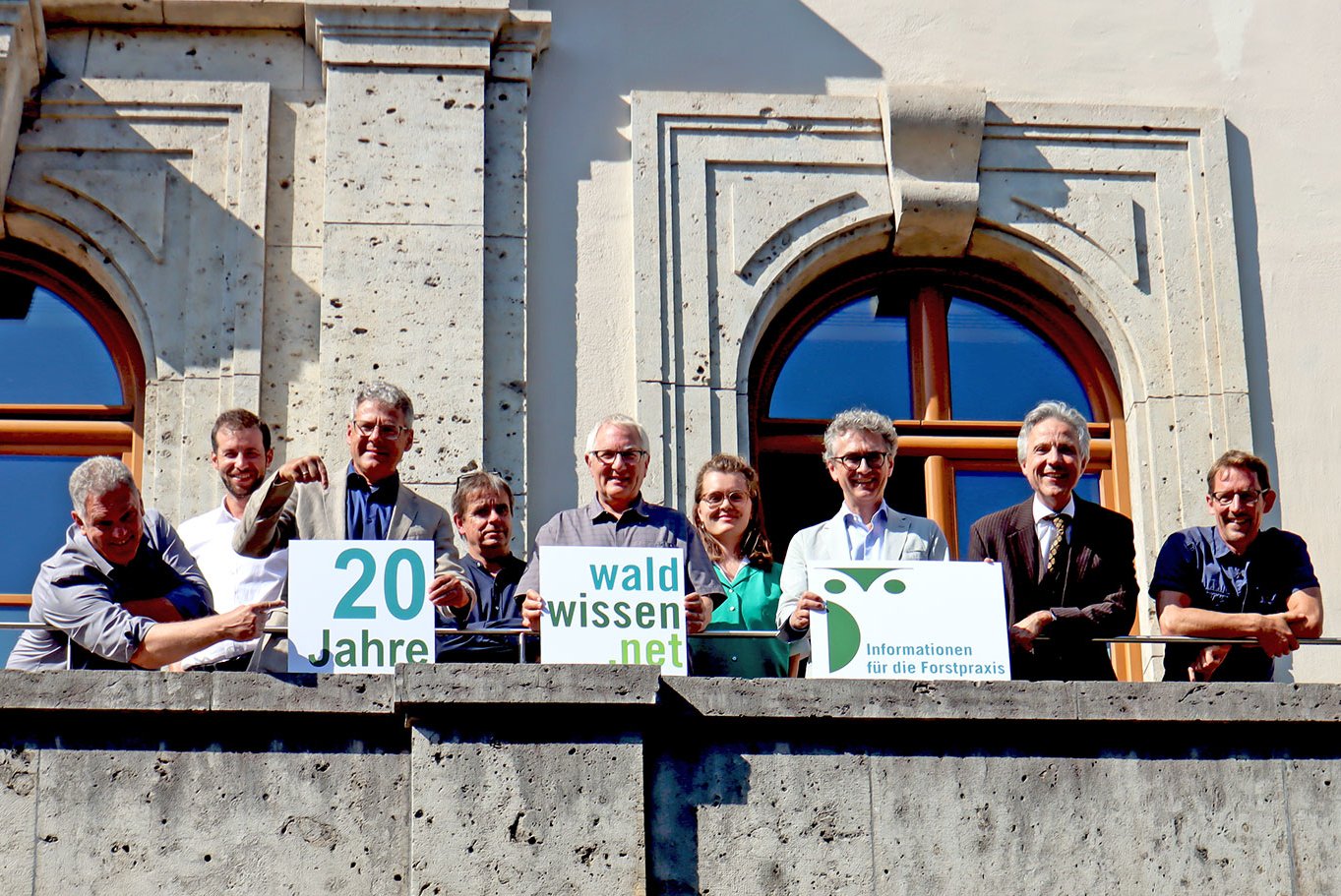 Die aktuellen Vertreter der vier Gründungsinstitutionen und Redakteure beim Jubiläumsempfang am StMELF in München; von links: Dirk Schmechel, LWF, Florian Stahl, LWF, Ulrich Schraml, FVA, Martin Moritzi, WSL, Dr. Thomas Wohlgemuth, WSL, Melina Jakobi, BSW, Dr. Peter Mayer, BSW, Dr. Peter Pröbstle, LWF, Steffen Schlehe, FVA (Foto: LWF/Daniela Janker)