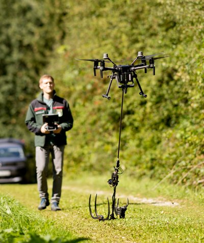 Drohne wird von einem Waldweg aus gestartet